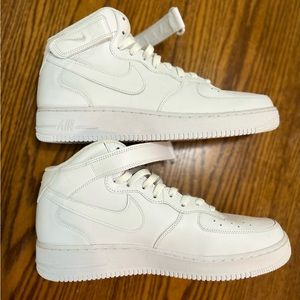 White Nike Air Force Mid 07